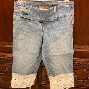 Brand new XOXO lace bottom Capri. Very stylish!